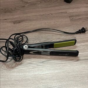 Brocato vibrastrat Black and Green Hair Straightener